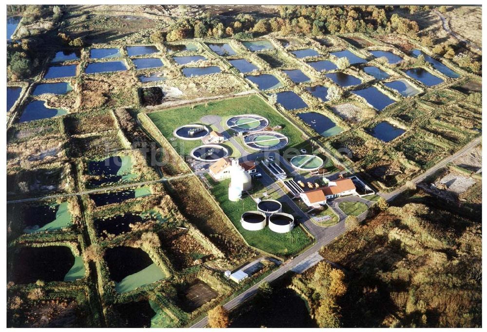 Neuruppin von oben - Fertiger Klärwerksneubau am ehem. Flugplatzgelände in Neuruppin / Brandenburg.