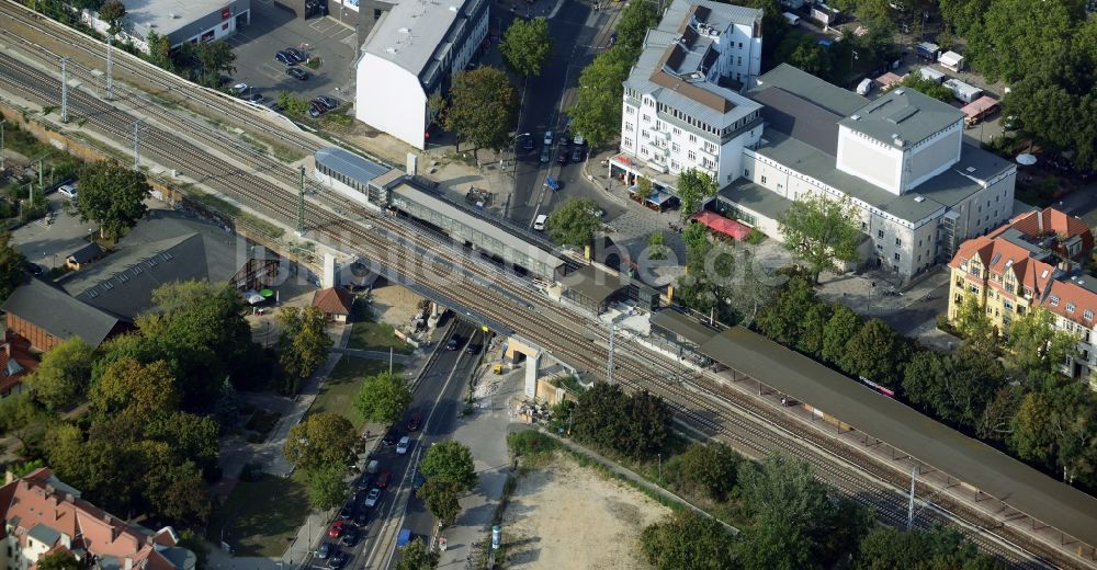 Berlin von oben - Fertiger Neubau der neuen Eisenbahnbrücke über die Treskowallee am Bahnhof Berlin - Karlshorst