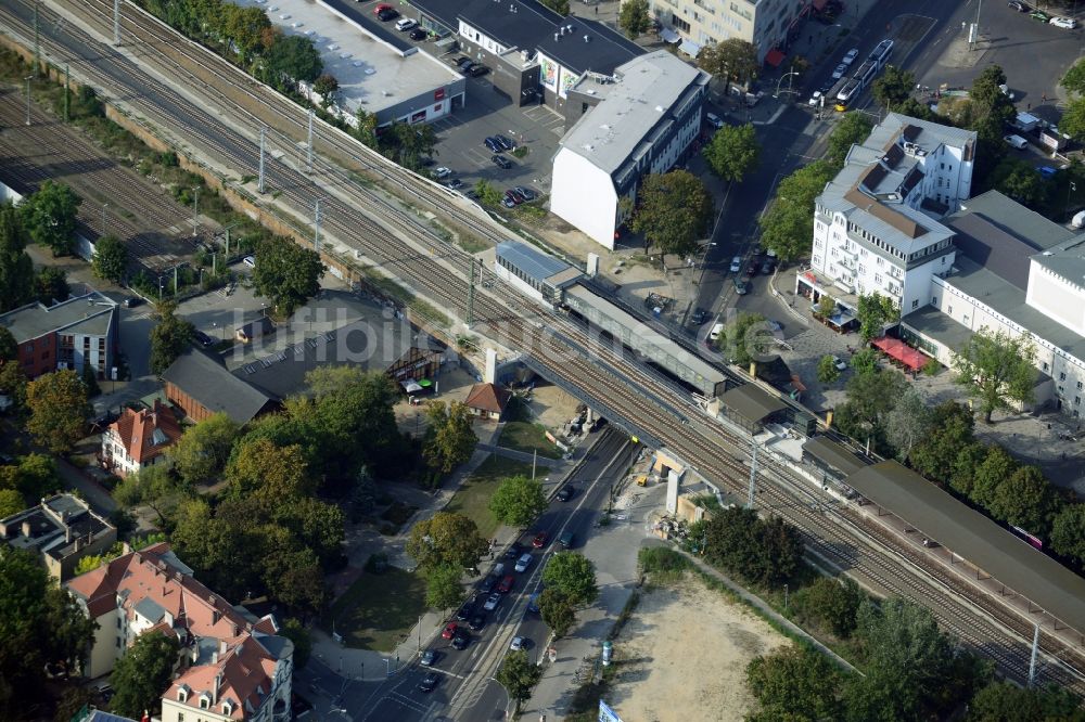 Berlin aus der Vogelperspektive: Fertiger Neubau der neuen Eisenbahnbrücke über die Treskowallee am Bahnhof Berlin - Karlshorst