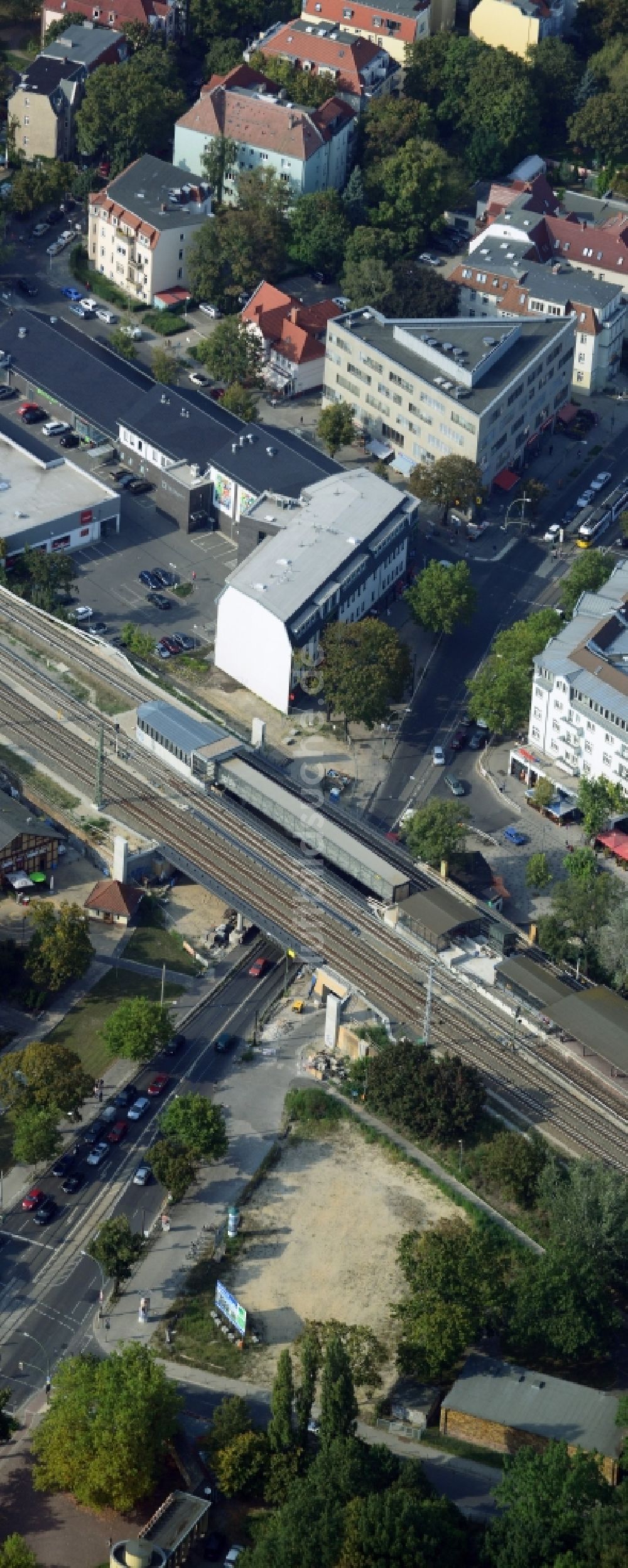 Luftbild Berlin - Fertiger Neubau der neuen Eisenbahnbrücke über die Treskowallee am Bahnhof Berlin - Karlshorst