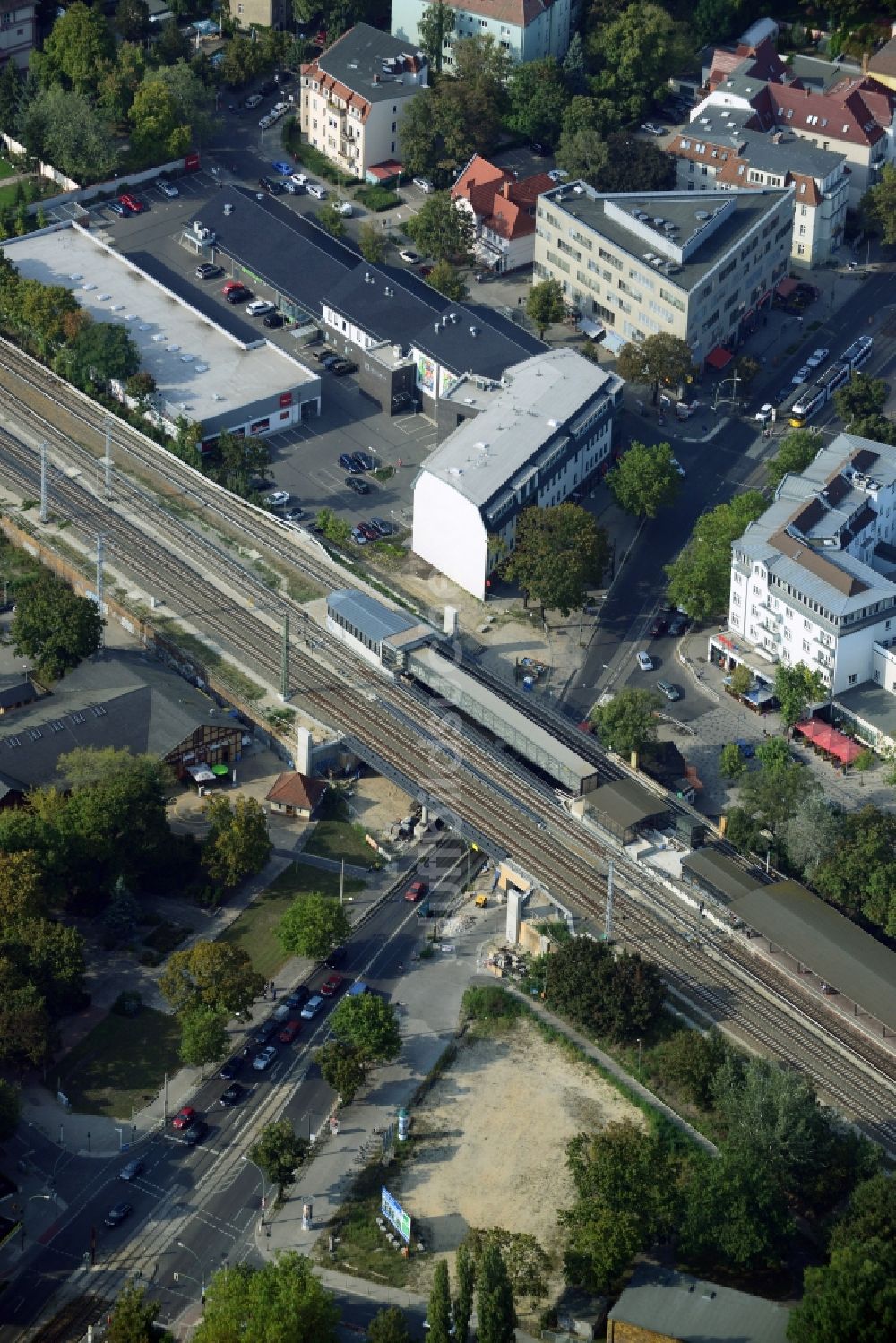 Luftaufnahme Berlin - Fertiger Neubau der neuen Eisenbahnbrücke über die Treskowallee am Bahnhof Berlin - Karlshorst