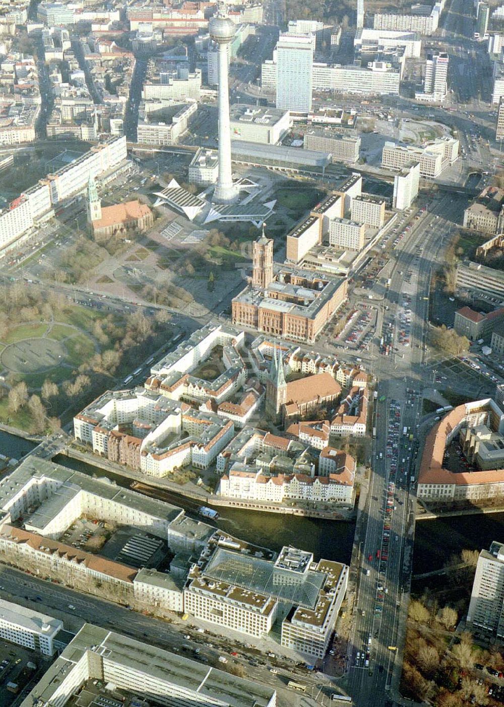 Luftbild Berlin - Fertiger Neubausitz der deutschen Wirtschaftsverbände am Spreeufer zum Nikolaiviertel in Berlin - Mitte.