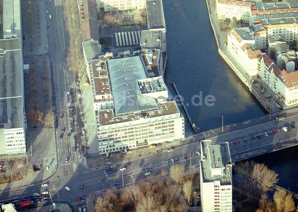 Berlin von oben - Fertiger Neubausitz der deutschen Wirtschaftsverbände am Spreeufer zum Nikolaiviertel in Berlin - Mitte.