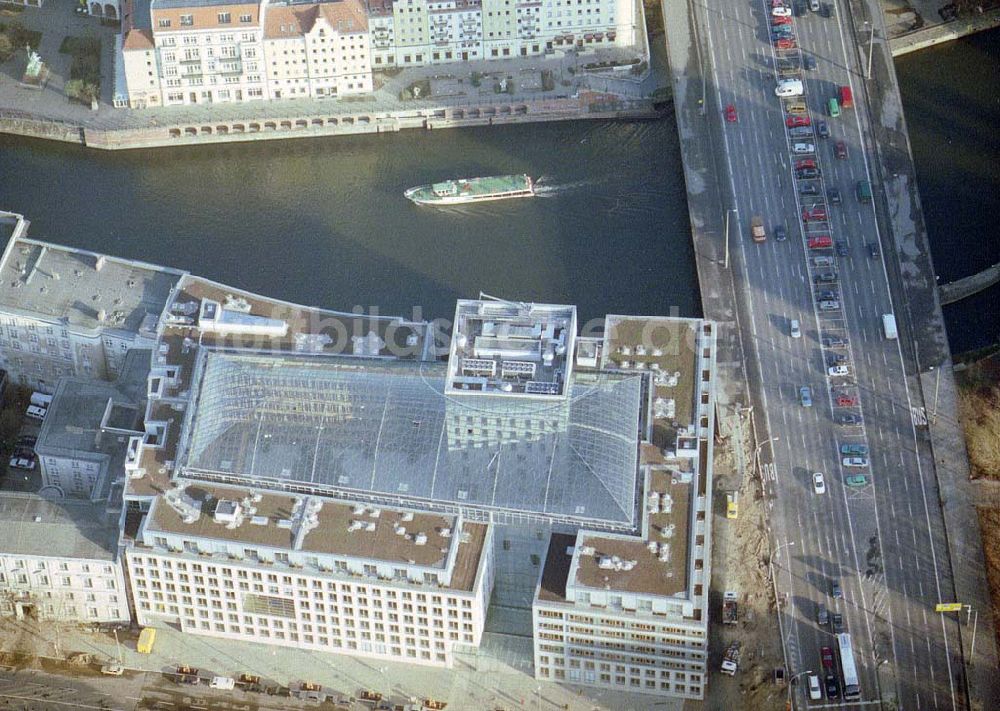 Luftaufnahme Berlin - Fertiger Neubausitz der deutschen Wirtschaftsverbände am Spreeufer zum Nikolaiviertel in Berlin - Mitte.