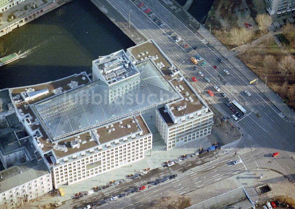 Berlin von oben - Fertiger Neubausitz der deutschen Wirtschaftsverbände am Spreeufer zum Nikolaiviertel in Berlin - Mitte.