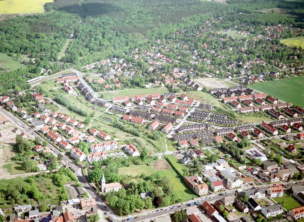 Ahrensfelde / Brandenburg aus der Vogelperspektive: Fertiger Wohnpark am Ahrensfelder Dreieck der Stoffel - Holding. Datum: 15.05.03