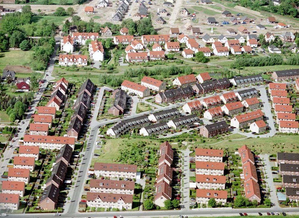 Luftaufnahme Ahrensfelde / Brandenburg - Fertiger Wohnpark am Ahrensfelder Dreieck der Stoffel - Holding. Datum: 15.05.03