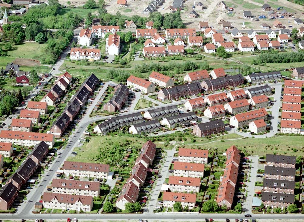 Ahrensfelde / Brandenburg von oben - Fertiger Wohnpark am Ahrensfelder Dreieck der Stoffel - Holding. Datum: 15.05.03