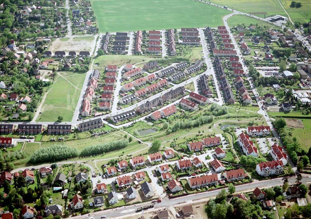 Ahrensfelde / Brandenburg von oben - Fertiger Wohnpark am Ahrensfelder Dreieck der Stoffel - Holding. Datum: 15.05.03