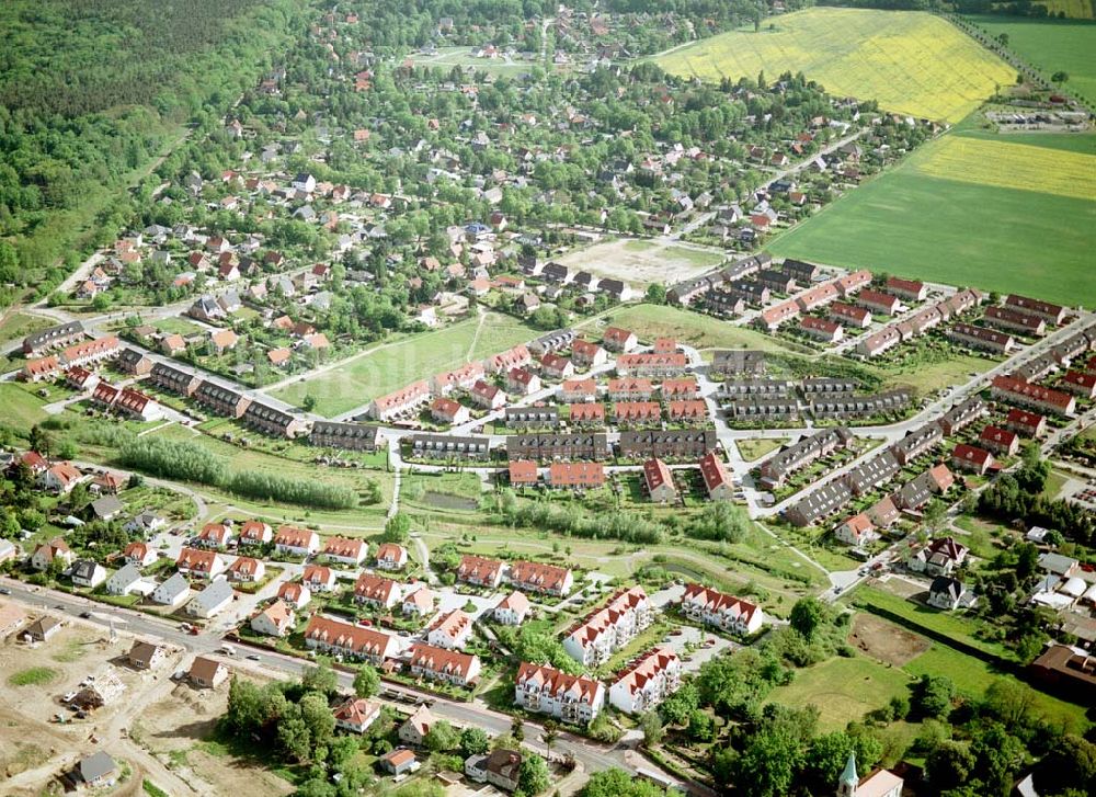 Ahrensfelde / Brandenburg aus der Vogelperspektive: Fertiger Wohnpark am Ahrensfelder Dreieck der Stoffel - Holding. Datum: 15.05.03