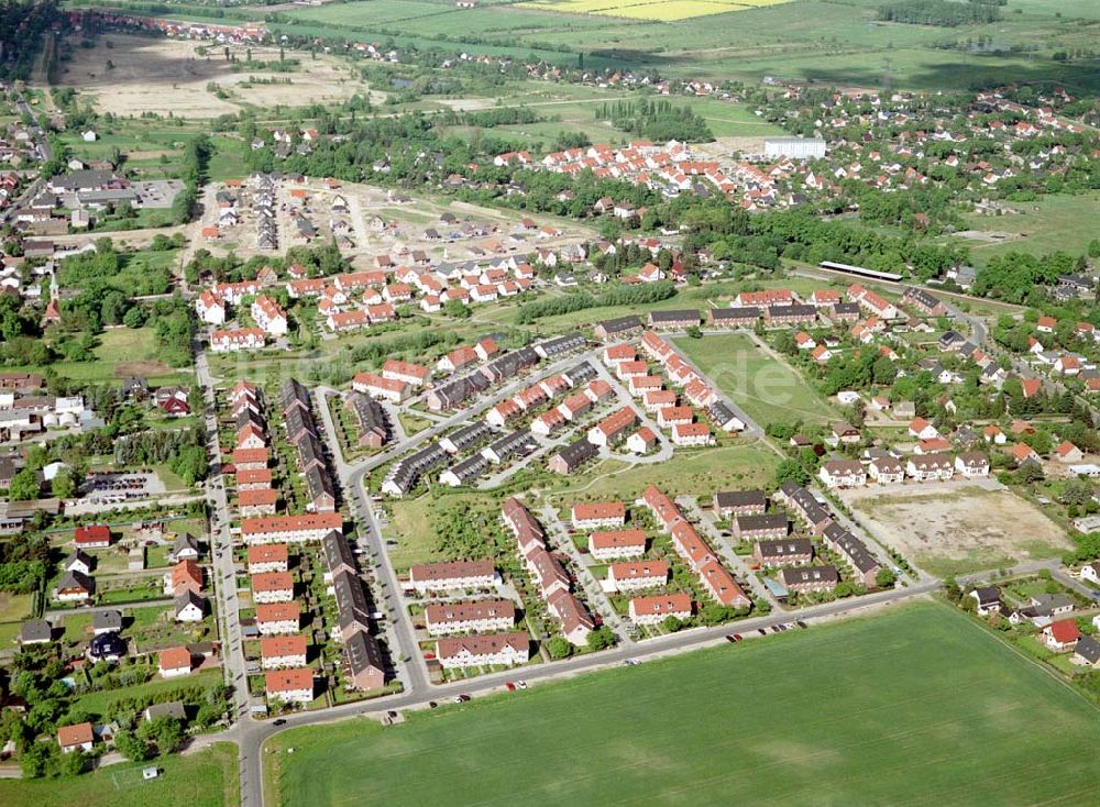 Ahrensfelde / Brandenburg aus der Vogelperspektive: Fertiger Wohnpark am Ahrensfelder Dreieck der Stoffel - Holding. Datum: 15.05.03