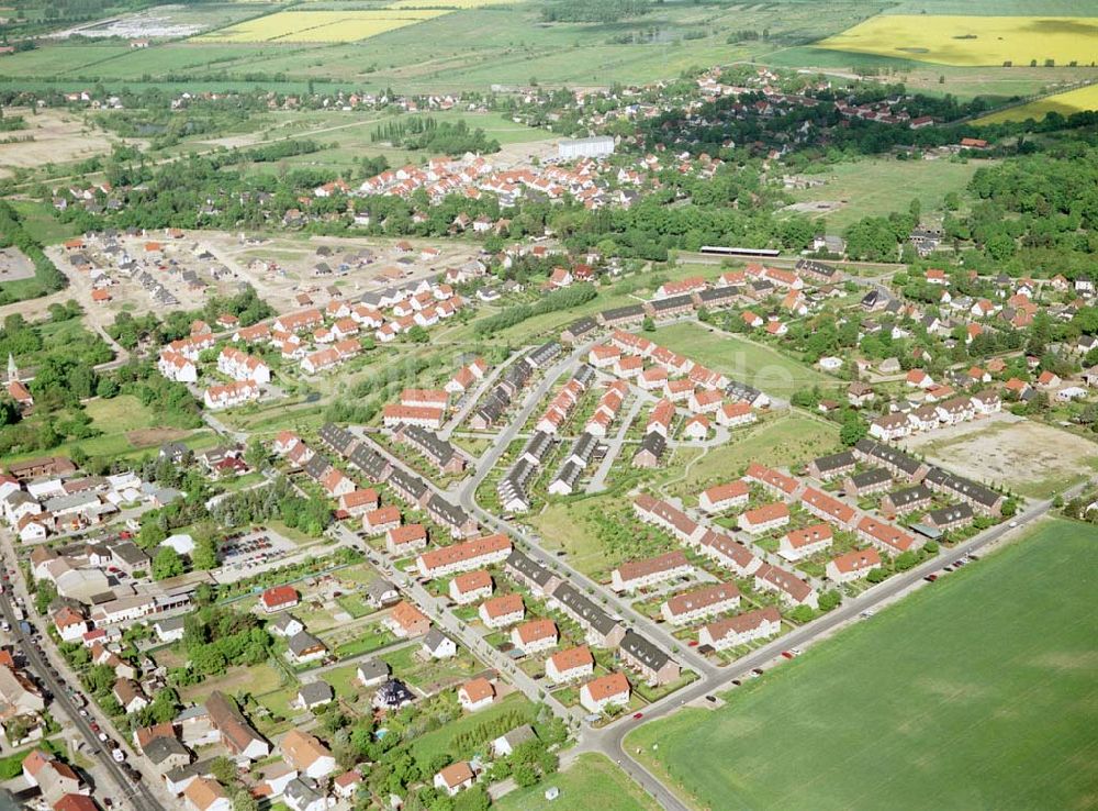 Ahrensfelde / Brandenburg aus der Vogelperspektive: Fertiger Wohnpark am Ahrensfelder Dreieck der Stoffel - Holding. Datum: 15.05.03