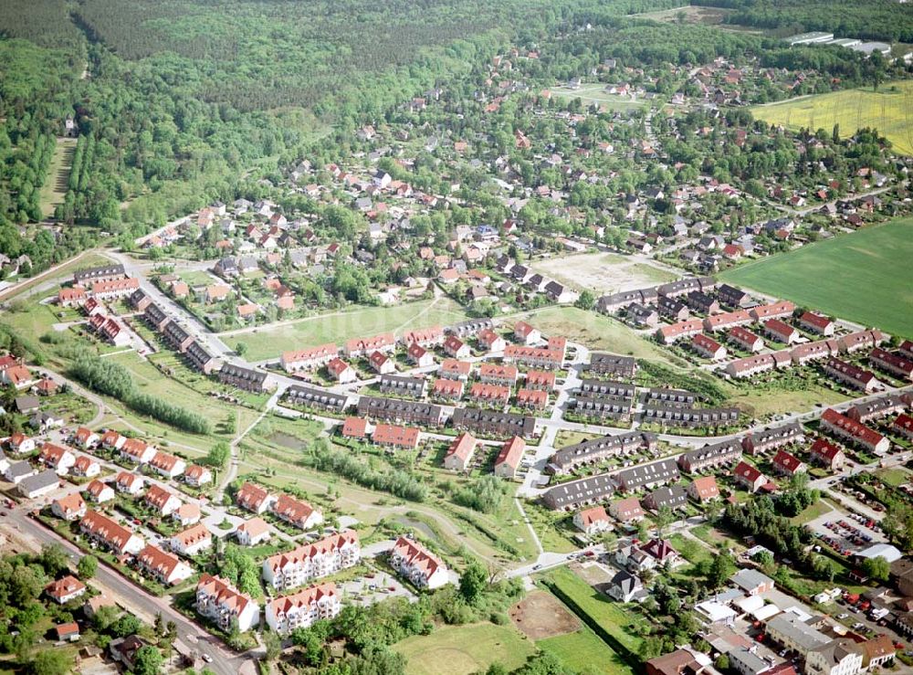 Ahrensfelde / Brandenburg von oben - Fertiger Wohnpark am Ahrensfelder Dreieck der Stoffel - Holding. Datum: 15.05.03