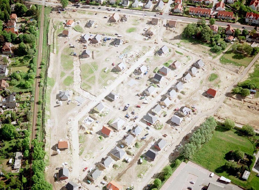 Ahrensfelde / Brandenburg von oben - Fertiger Wohnpark am Ahrensfelder Dreieck der Stoffel - Holding. Datum: 15.05.03