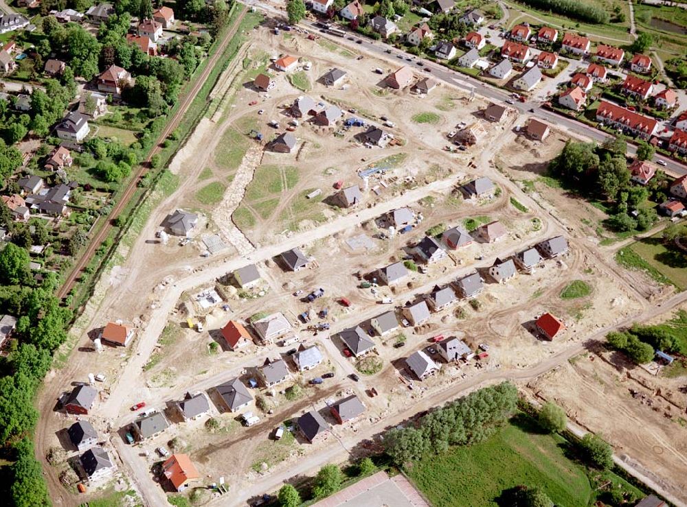 Ahrensfelde / Brandenburg aus der Vogelperspektive: Fertiger Wohnpark am Ahrensfelder Dreieck der Stoffel - Holding. Datum: 15.05.03