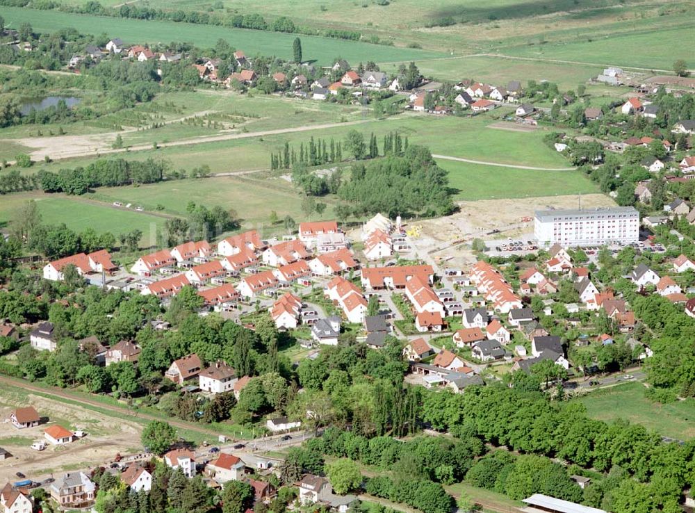 Ahrensfelde / Brandenburg von oben - Fertiger Wohnpark am Ahrensfelder Dreieck der Stoffel - Holding. Datum: 15.05.03