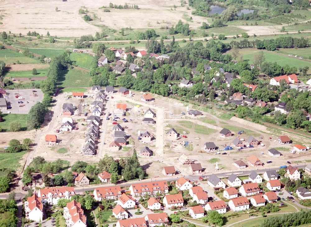 Ahrensfelde / Brandenburg aus der Vogelperspektive: Fertiger Wohnpark am Ahrensfelder Dreieck der Stoffel - Holding. Datum: 15.05.03