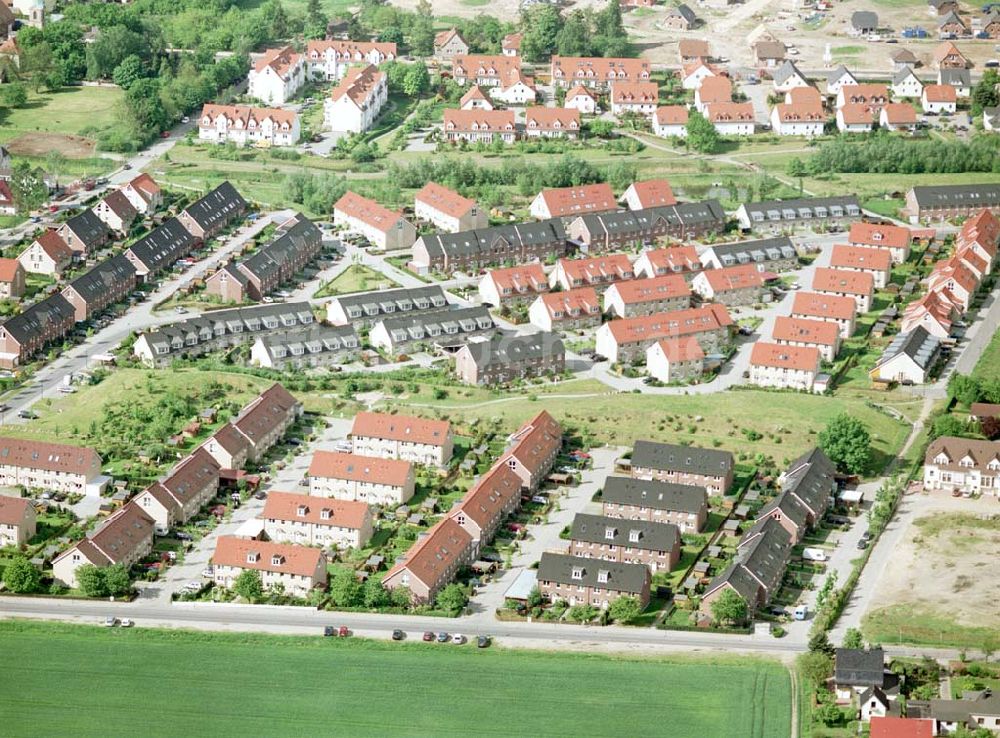 Ahrensfelde / Brandenburg von oben - Fertiger Wohnpark am Ahrensfelder Dreieck der Stoffel - Holding. Datum: 15.05.03