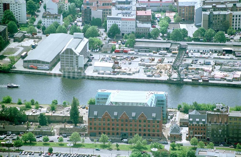 Luftbild Berlin - Friedrichshain - Fertiges Büro- und Geschäftshaus Energieforum an der Spree am Ostbahnhof in Berlin - Friedrichshain