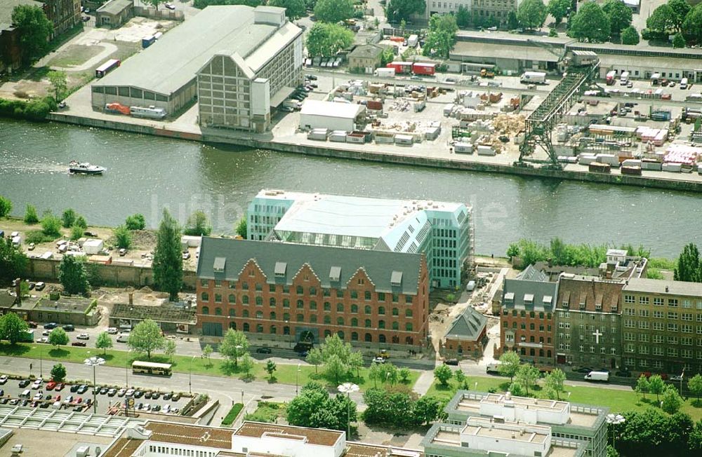 Luftaufnahme Berlin - Friedrichshain - Fertiges Büro- und Geschäftshaus Energieforum an der Spree am Ostbahnhof in Berlin - Friedrichshain