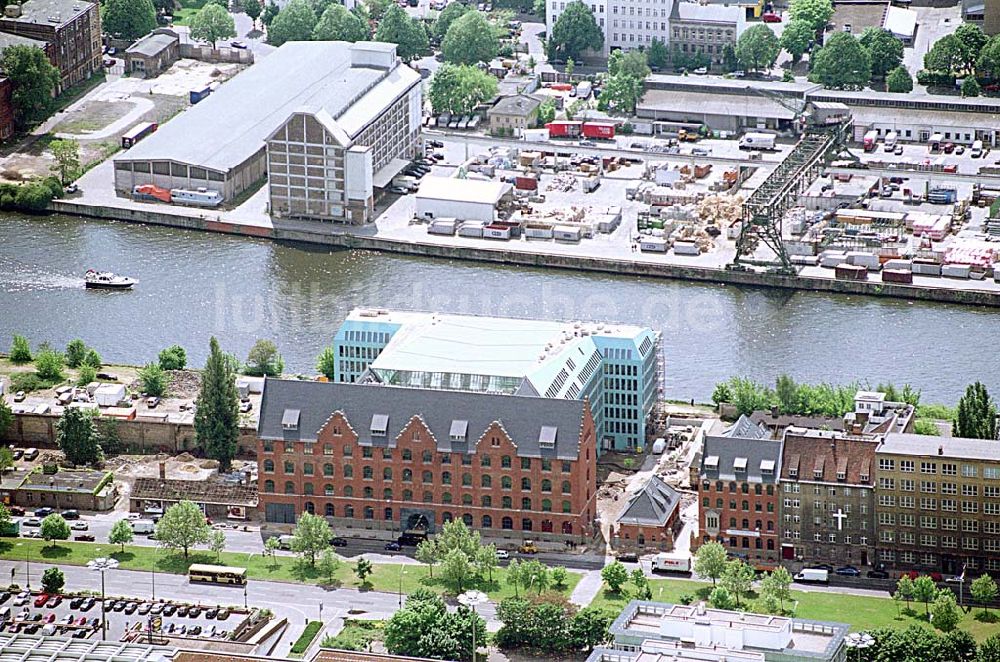 Berlin - Friedrichshain von oben - Fertiges Büro- und Geschäftshaus Energieforum an der Spree am Ostbahnhof in Berlin - Friedrichshain