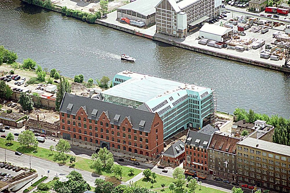 Berlin - Friedrichshain aus der Vogelperspektive: Fertiges Büro- und Geschäftshaus Energieforum an der Spree am Ostbahnhof in Berlin - Friedrichshain