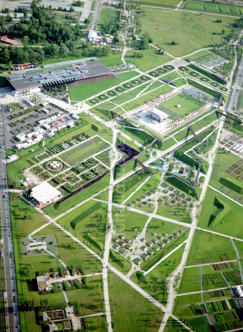 Luftbild Potsdam - Fertiges und eröffnetes BUGA - Gelände auf dem ehem. russ. Kasernengelände am Bornstadter Feld in Potsdam.