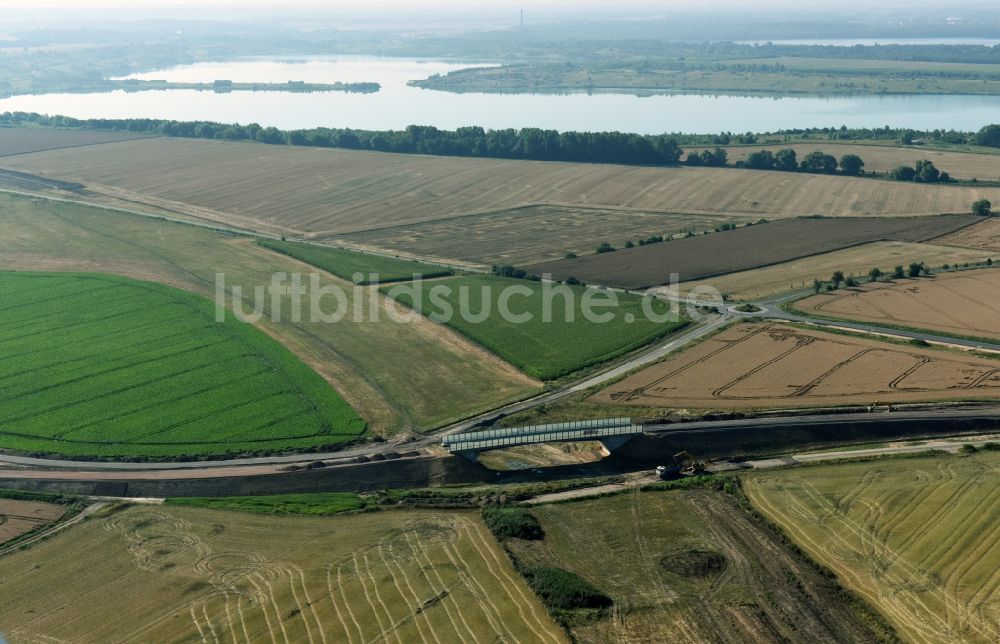 Espenhain von oben - Fertiges freistehendes Brückenbauwerk entlang der Trasse und des Streckenverlaufes der Bundesstraße B95 zur Autobahn BAB A72 in Espenhain im Bundesland Sachsen