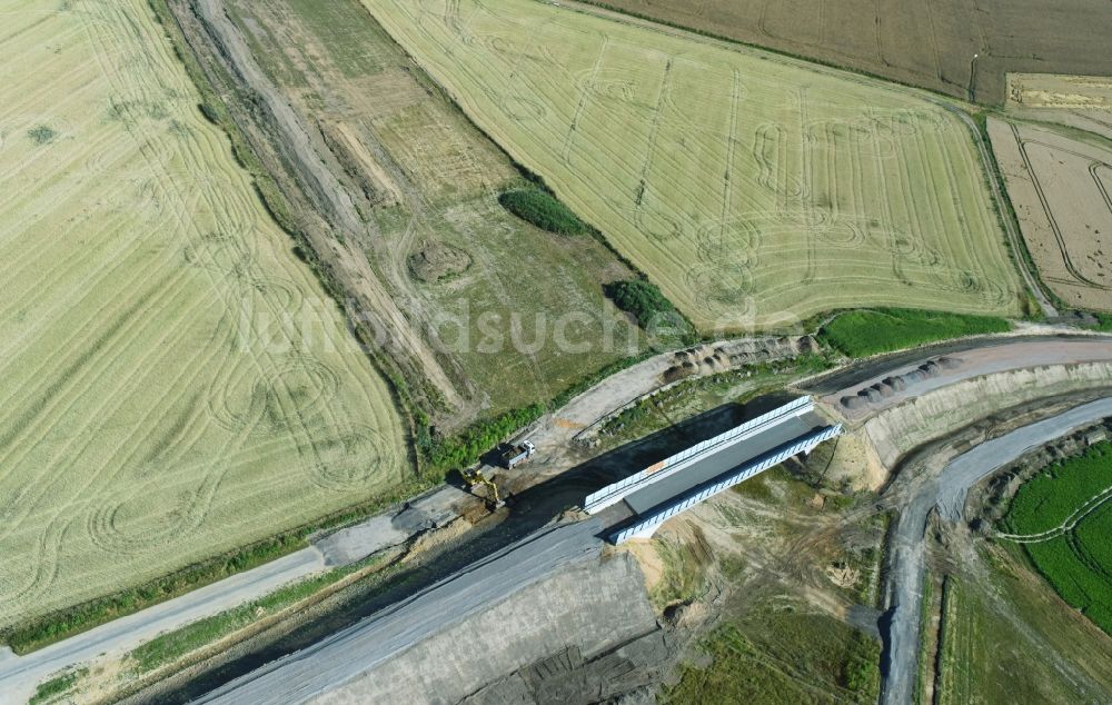 Espenhain aus der Vogelperspektive: Fertiges freistehendes Brückenbauwerk entlang der Trasse und des Streckenverlaufes der Bundesstraße B95 zur Autobahn BAB A72 in Espenhain im Bundesland Sachsen