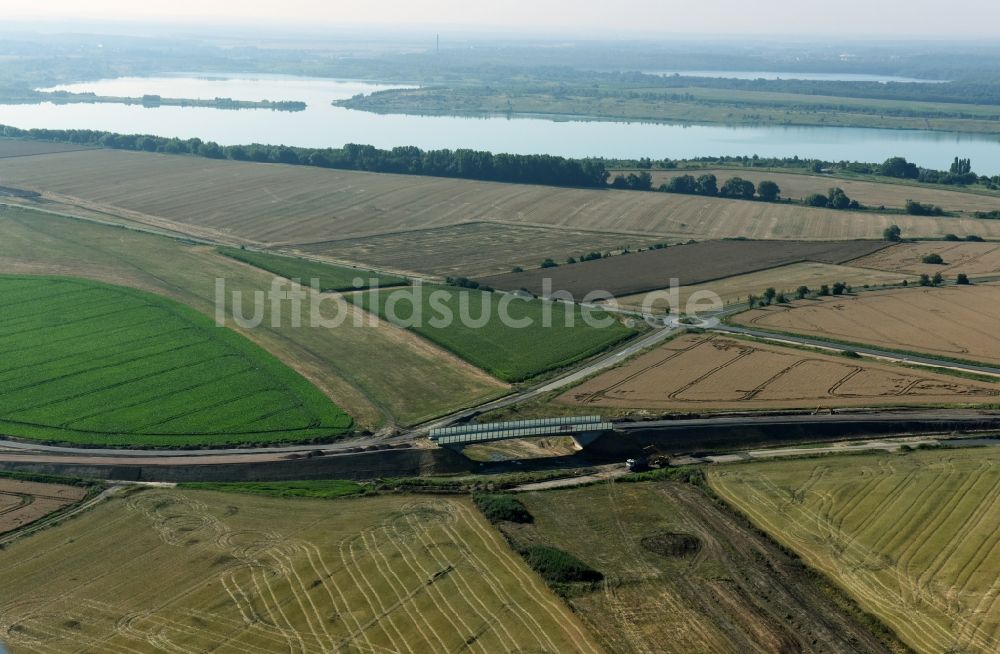 Luftaufnahme Espenhain - Fertiges freistehendes Brückenbauwerk entlang der Trasse und des Streckenverlaufes der Bundesstraße B95 zur Autobahn BAB A72 in Espenhain im Bundesland Sachsen