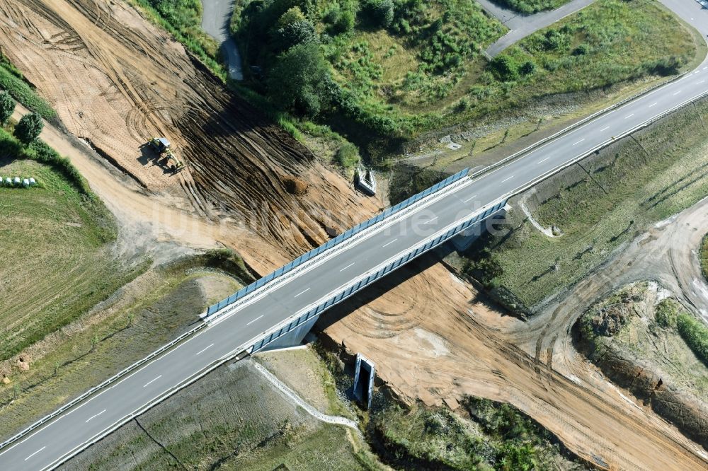 Borna aus der Vogelperspektive: Fertiges freistehendes Brückenbauwerk entlang der Trasse und des Streckenverlaufes der Bundesstraße B95 zur BAB A72 in Borna im Bundesland Sachsen