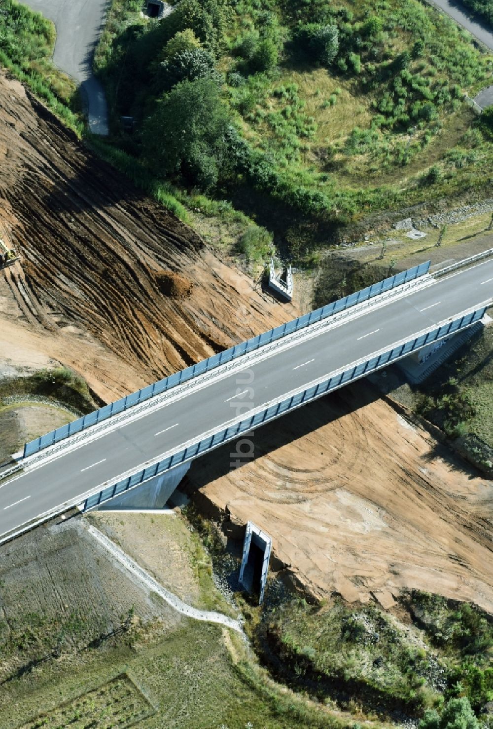 Luftbild Borna - Fertiges freistehendes Brückenbauwerk entlang der Trasse und des Streckenverlaufes der Bundesstraße B95 zur BAB A72 in Borna im Bundesland Sachsen