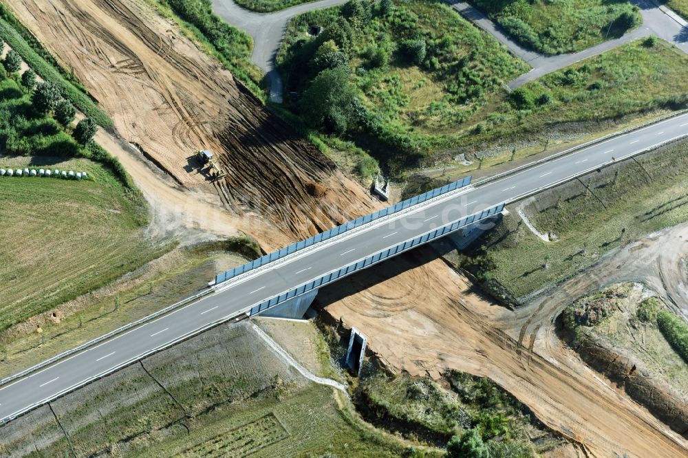 Luftaufnahme Borna - Fertiges freistehendes Brückenbauwerk entlang der Trasse und des Streckenverlaufes der Bundesstraße B95 zur BAB A72 in Borna im Bundesland Sachsen