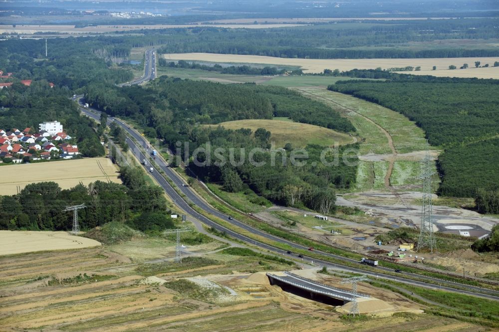 Luftbild Rötha - Fertiges freistehendes Brückenbauwerk entlang der Trasse und des Streckenverlaufes der Bundesstraße B95 zur BAB A72 in Rötha im Bundesland Sachsen