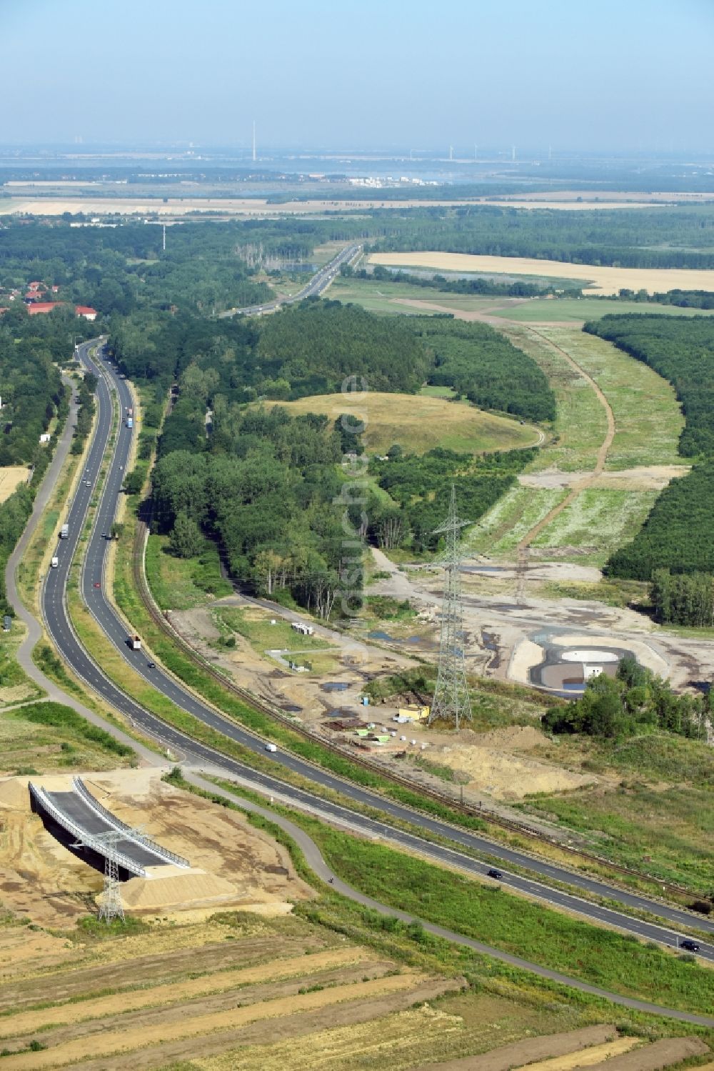 Rötha von oben - Fertiges freistehendes Brückenbauwerk entlang der Trasse und des Streckenverlaufes der Bundesstraße B95 zur BAB A72 in Rötha im Bundesland Sachsen