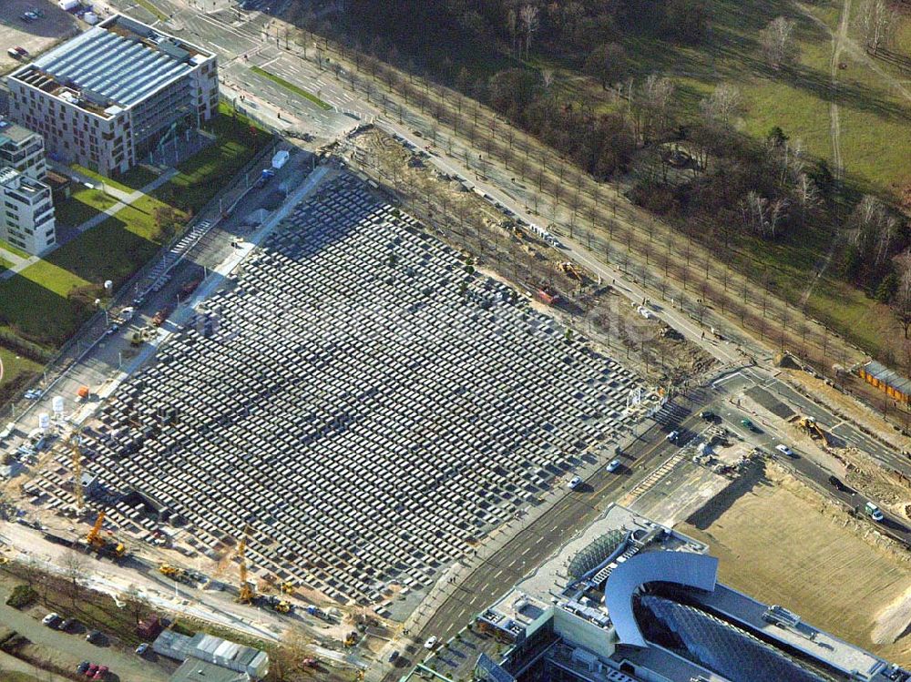 Luftaufnahme Berlin - Fertiges Holocaust Denkmal am Brandenburgertor in Berlin Mitte