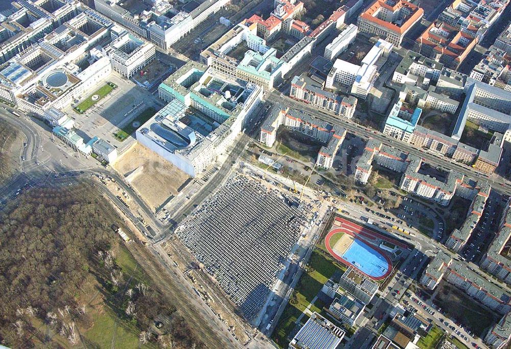 Berlin von oben - Fertiges Holochaus Denkmal am Brandenburgertor in Berlin Mitte