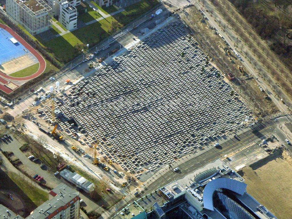 Berlin von oben - Fertiges Holochaus Denkmal am Brandenburgertor in Berlin Mitte