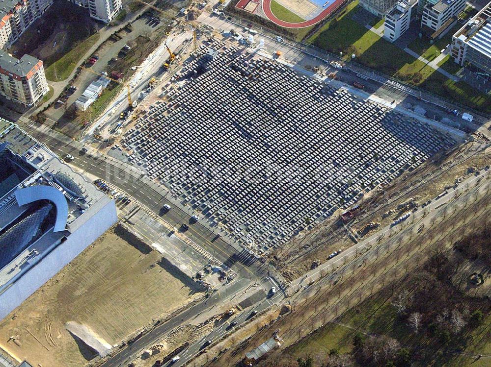 Luftaufnahme Berlin - Fertiges Holochaus Denkmal am Brandenburgertor in Berlin Mitte