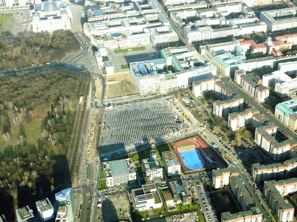 Berlin von oben - Fertiges Holochaus Denkmal am Brandenburgertor in Berlin Mitte