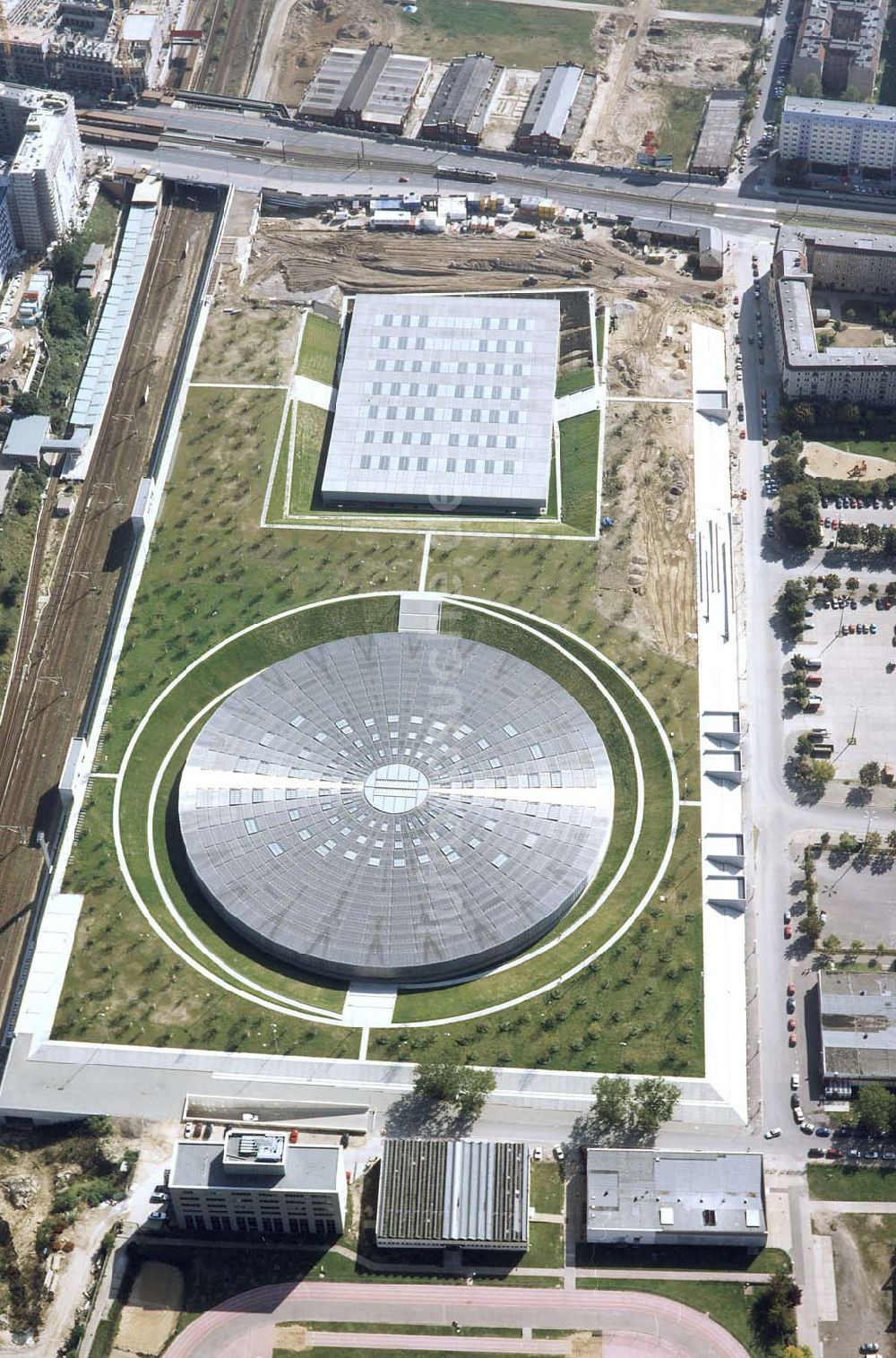 Luftbild Berlin - Fertiges Velodrom mit Schwimmhallenkomplex an der Landsberger Allee in Berlin