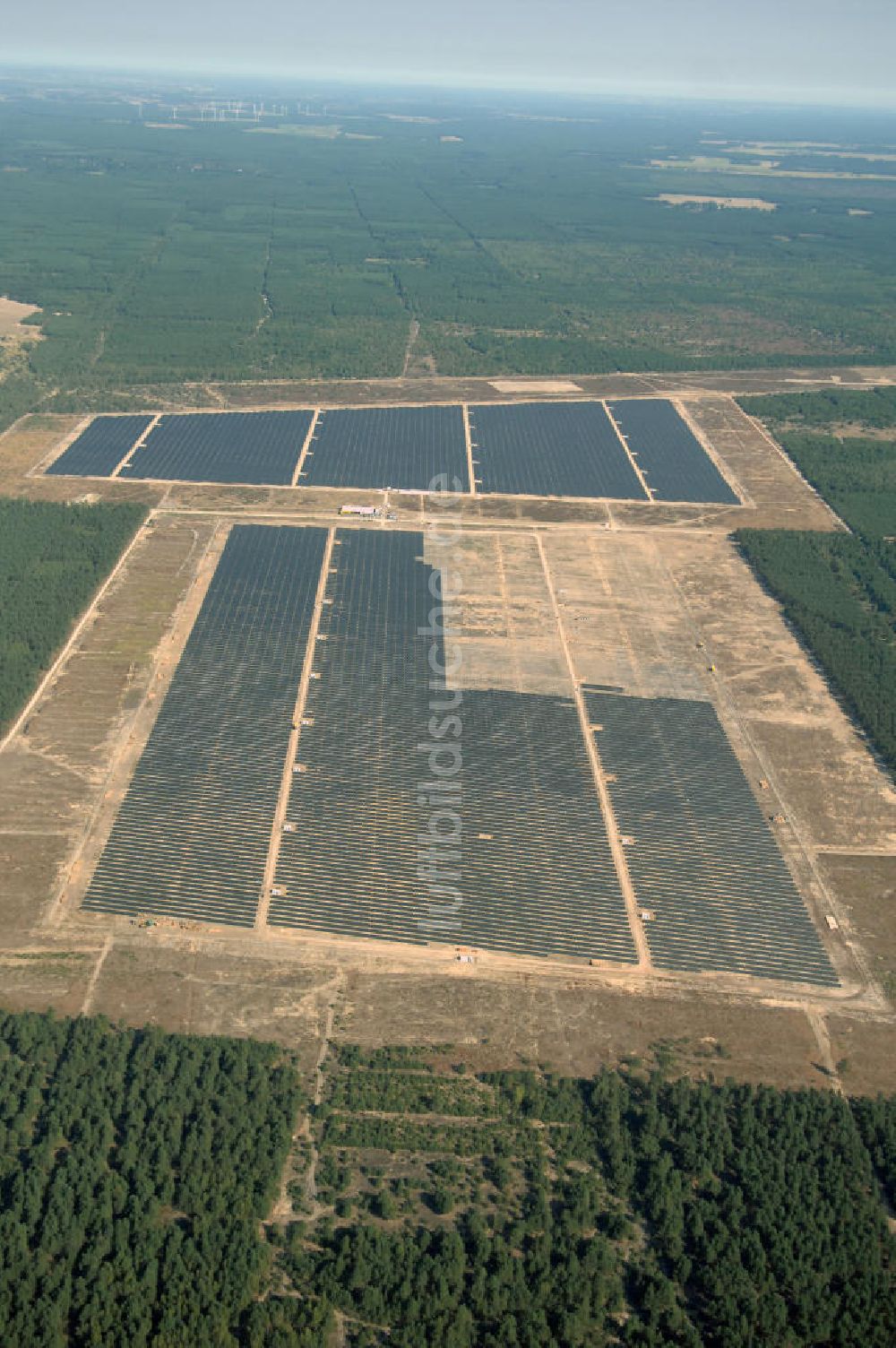 Lieberose aus der Vogelperspektive: Fertiggestellte größte Solaranlage auf ehemaligen brandenburger Truppenübungsplatz Lieberose