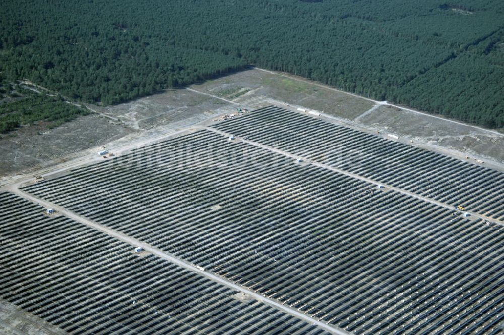 Luftaufnahme Lieberose - Fertiggestellte größte Solaranlage auf ehemaligen brandenburger Truppenübungsplatz Lieberose