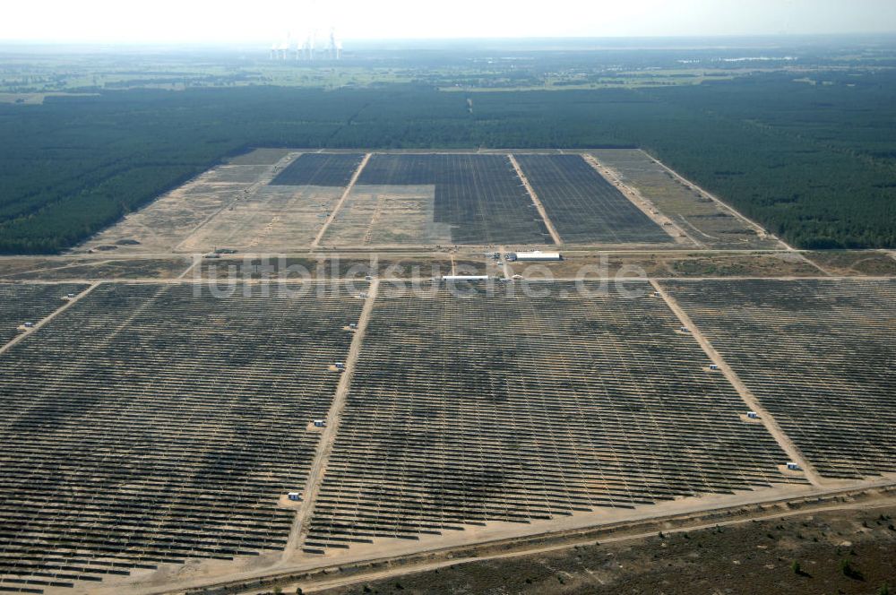 Lieberose von oben - Fertiggestellte größte Solaranlage auf ehemaligen brandenburger Truppenübungsplatz Lieberose