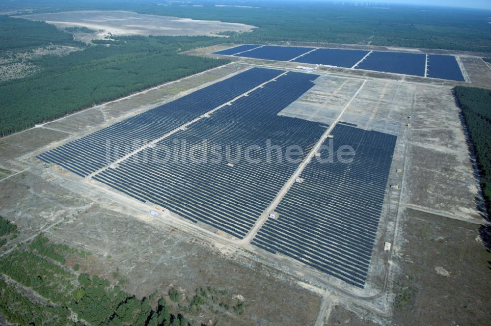 Lieberose aus der Vogelperspektive: Fertiggestellte größte Solaranlage auf ehemaligen brandenburger Truppenübungsplatz Lieberose