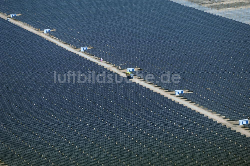 Luftaufnahme Lieberose - Fertiggestellte größte Solaranlage auf ehemaligen brandenburger Truppenübungsplatz Lieberose