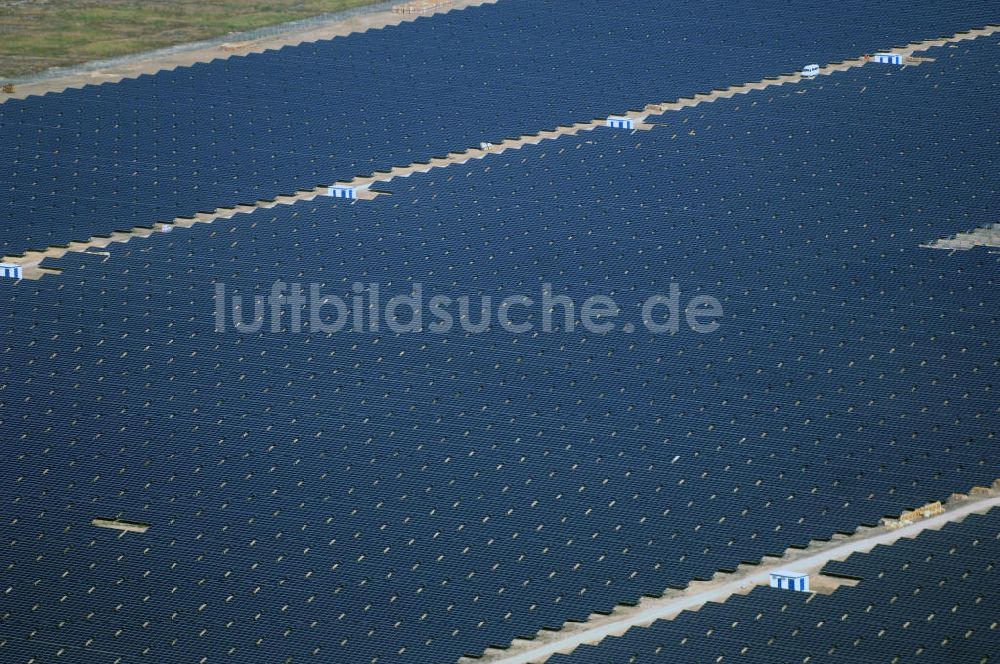 Lieberose aus der Vogelperspektive: Fertiggestellte größte Solaranlage auf ehemaligen brandenburger Truppenübungsplatz Lieberose