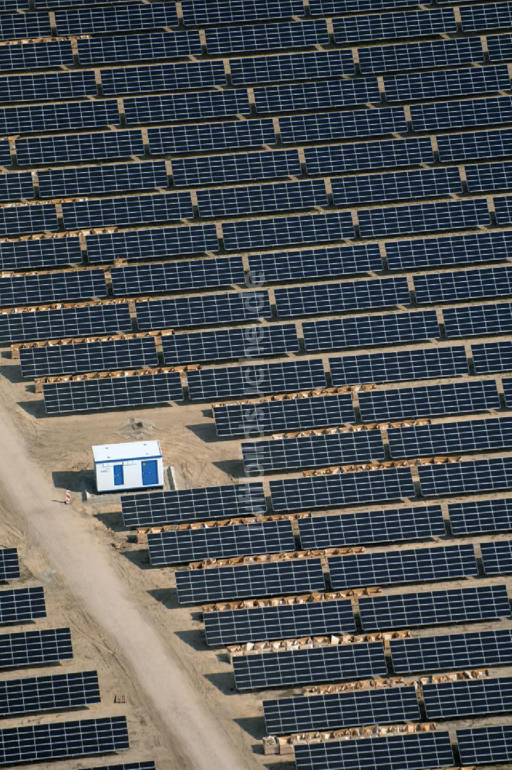 Lieberose aus der Vogelperspektive: Fertiggestellte größte Solaranlage auf ehemaligen brandenburger Truppenübungsplatz Lieberose