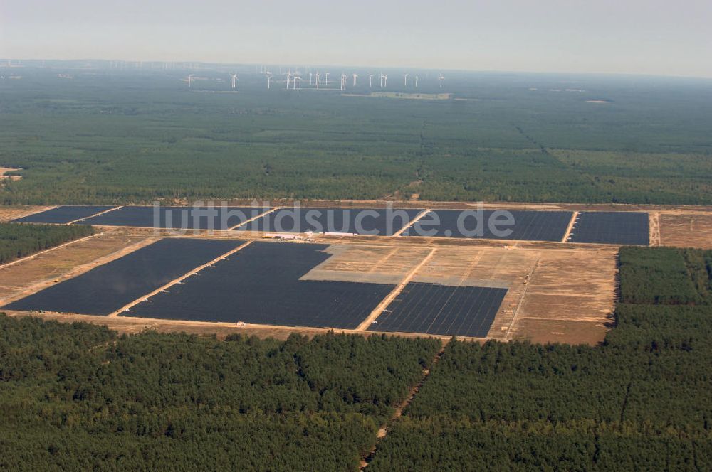 Lieberose aus der Vogelperspektive: Fertiggestellte größte Solaranlage auf ehemaligen brandenburger Truppenübungsplatz Lieberose