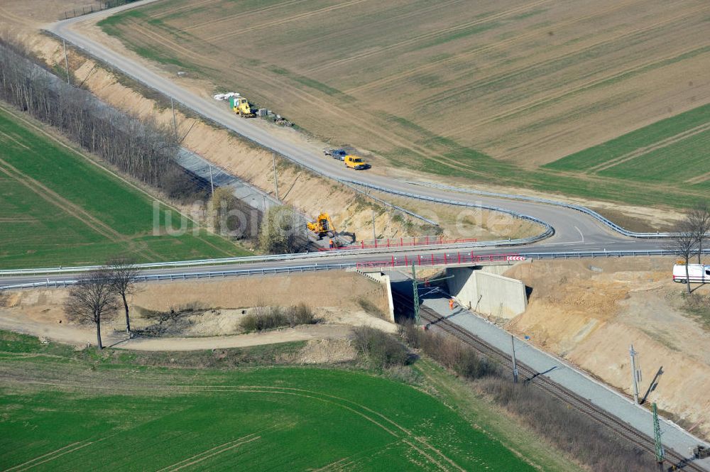 Söhlde von oben - Fertiggestellte Neubau- Brücke über die Bahnstrecke bei Söhlde in Niedersachsen